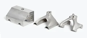 Comparativa de los tres diseños de la pinza de succión: versión convencional, primer diseño AM del cliente y diseño final optimizado por Materialise en aluminio